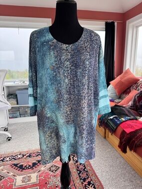 Abstract Print Women’s 3/4 Sleeve top in Blue and Aqua. Jess & Jane. Size XL